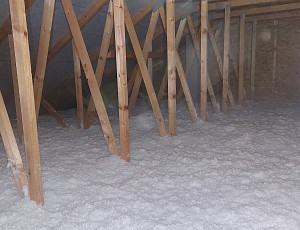 Zateplení stropu novostavby pomocí foukané izolace